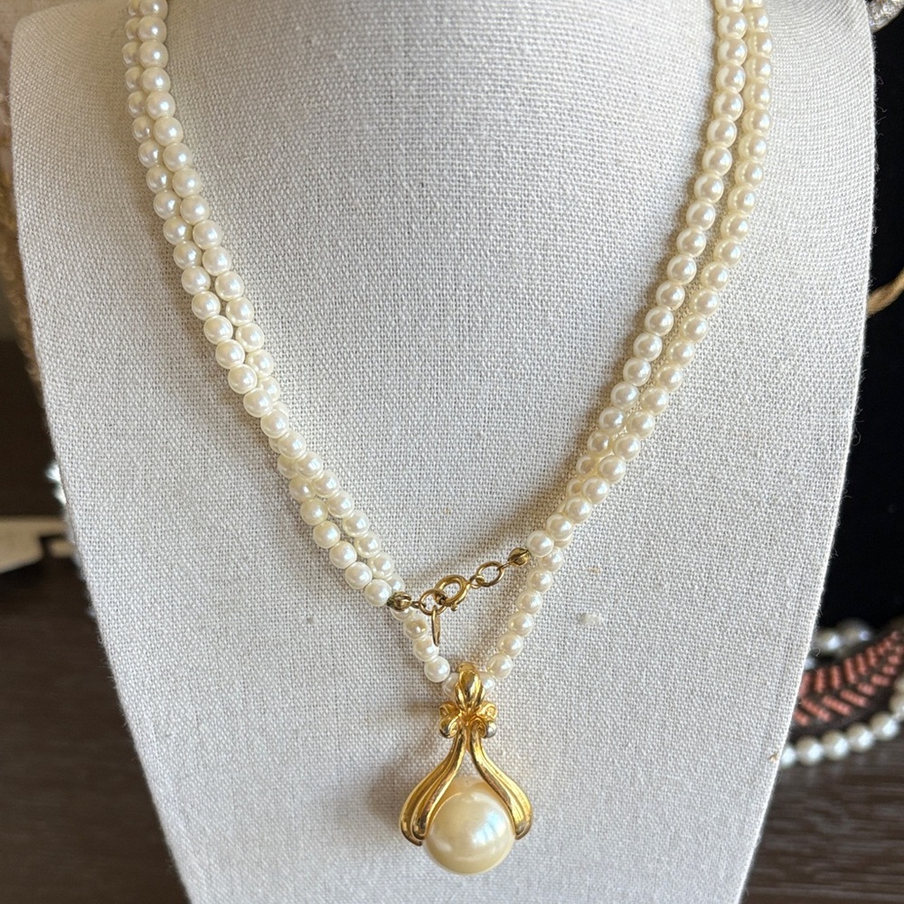 Avon Elegant Gold and Cream Pearl Necklace